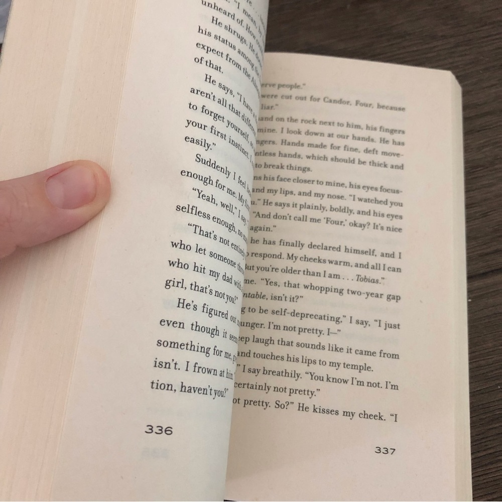 Divergent by: Veronica Roth paperback book - Picture 4 of 5